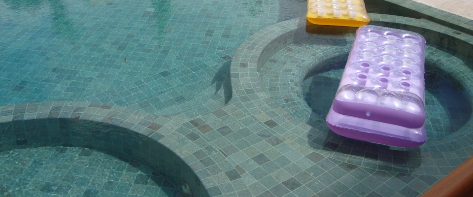 green-sukabumi-stone-inside-pool